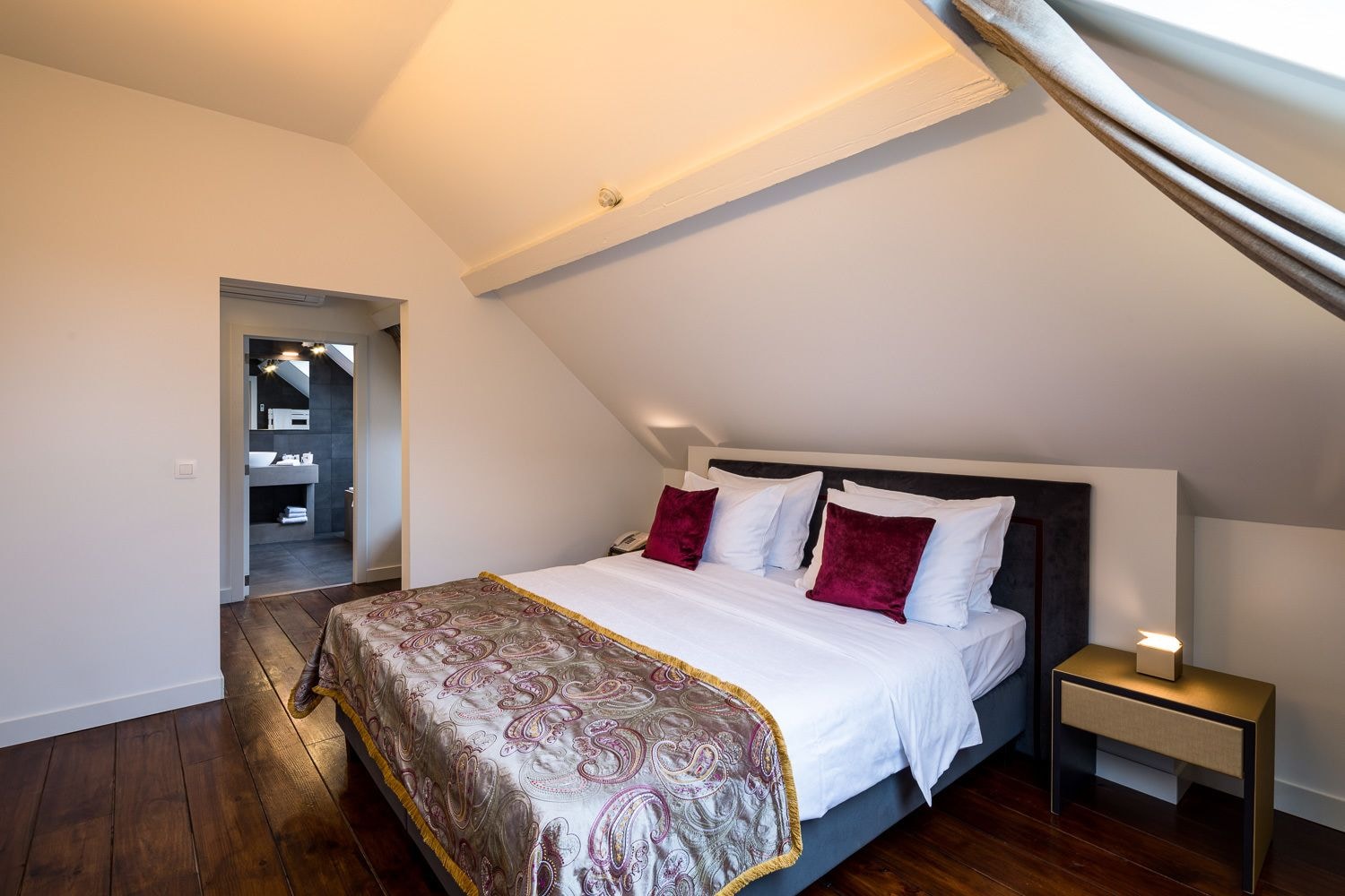 Superior, King Bed