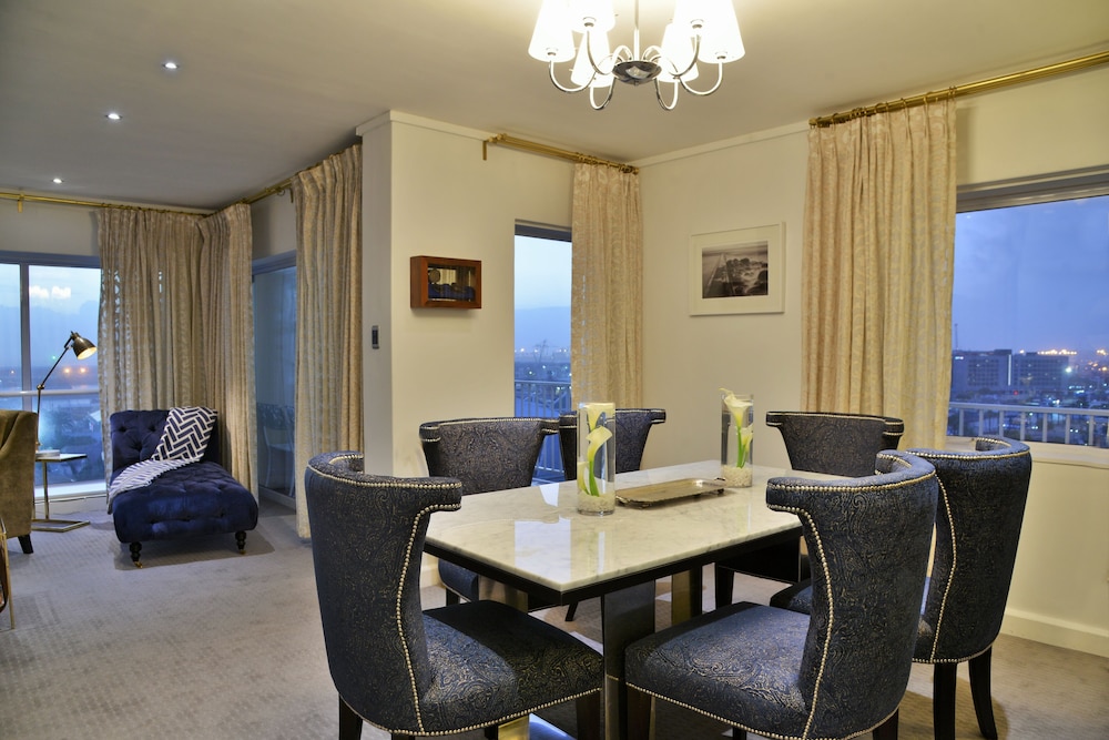 The Commodore Hotel 39/62