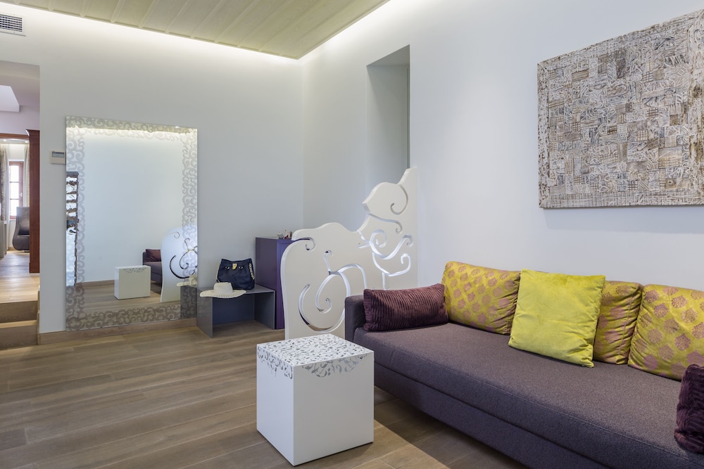 Casa Delfino Suites 66/93