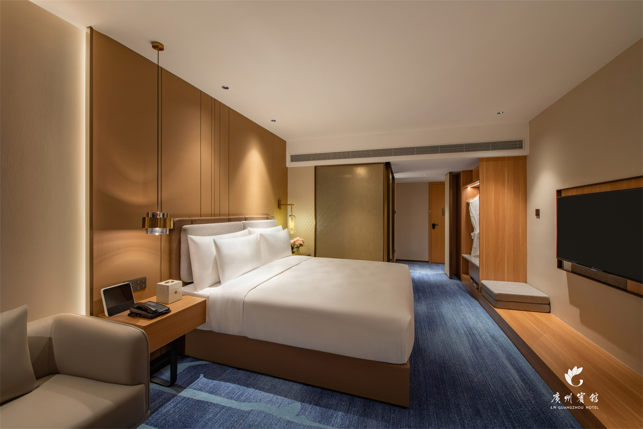 DELUXE, KING BED