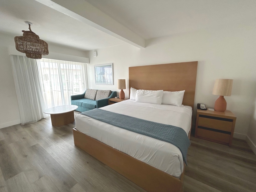 Basic, King Bed, Deck View