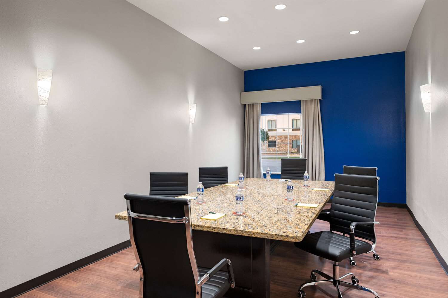 La Quinta Inn & Suites by Wyndham Denton - University Drive 33/41