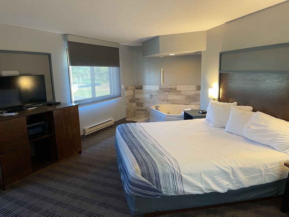 AmericInn by Wyndham Ladysmith 4/25