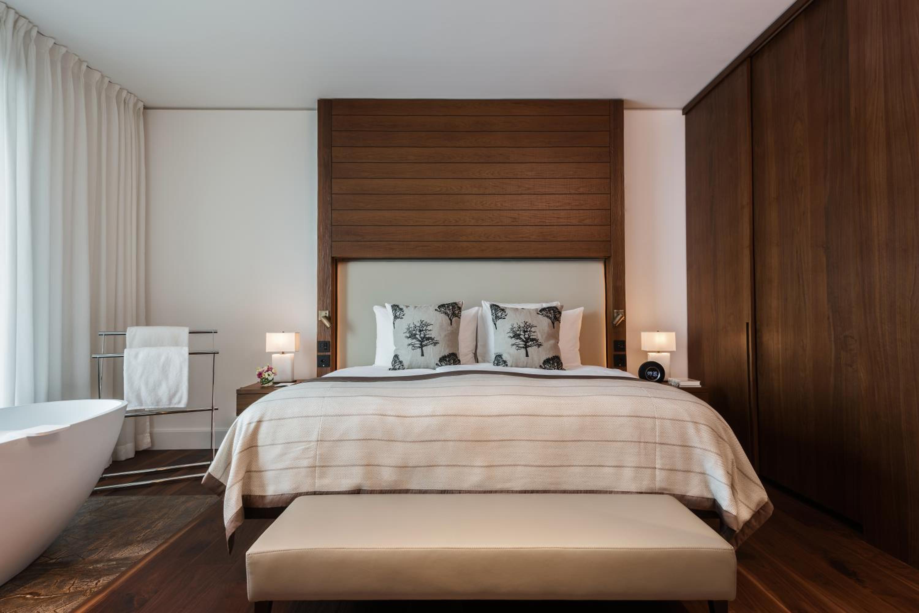 CONTEMPORARY, PREMIUM, SUITE, LAKE VIEW