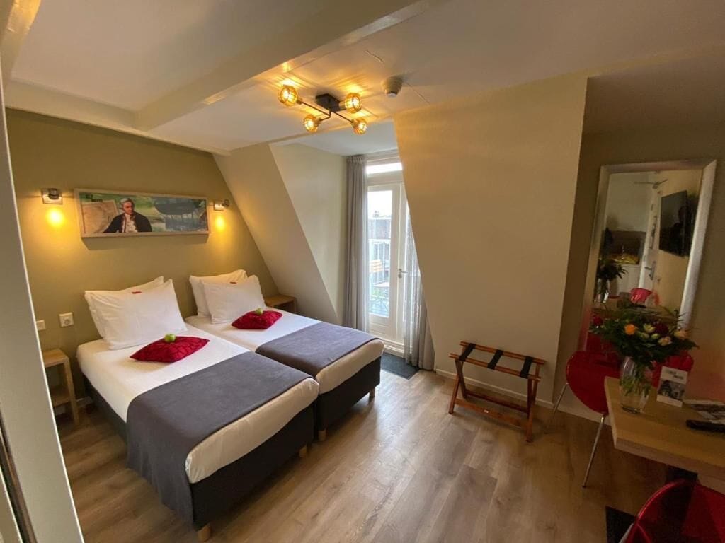 ROOM, TWIN BEDS, GARDEN VIEW, JETTED TUB