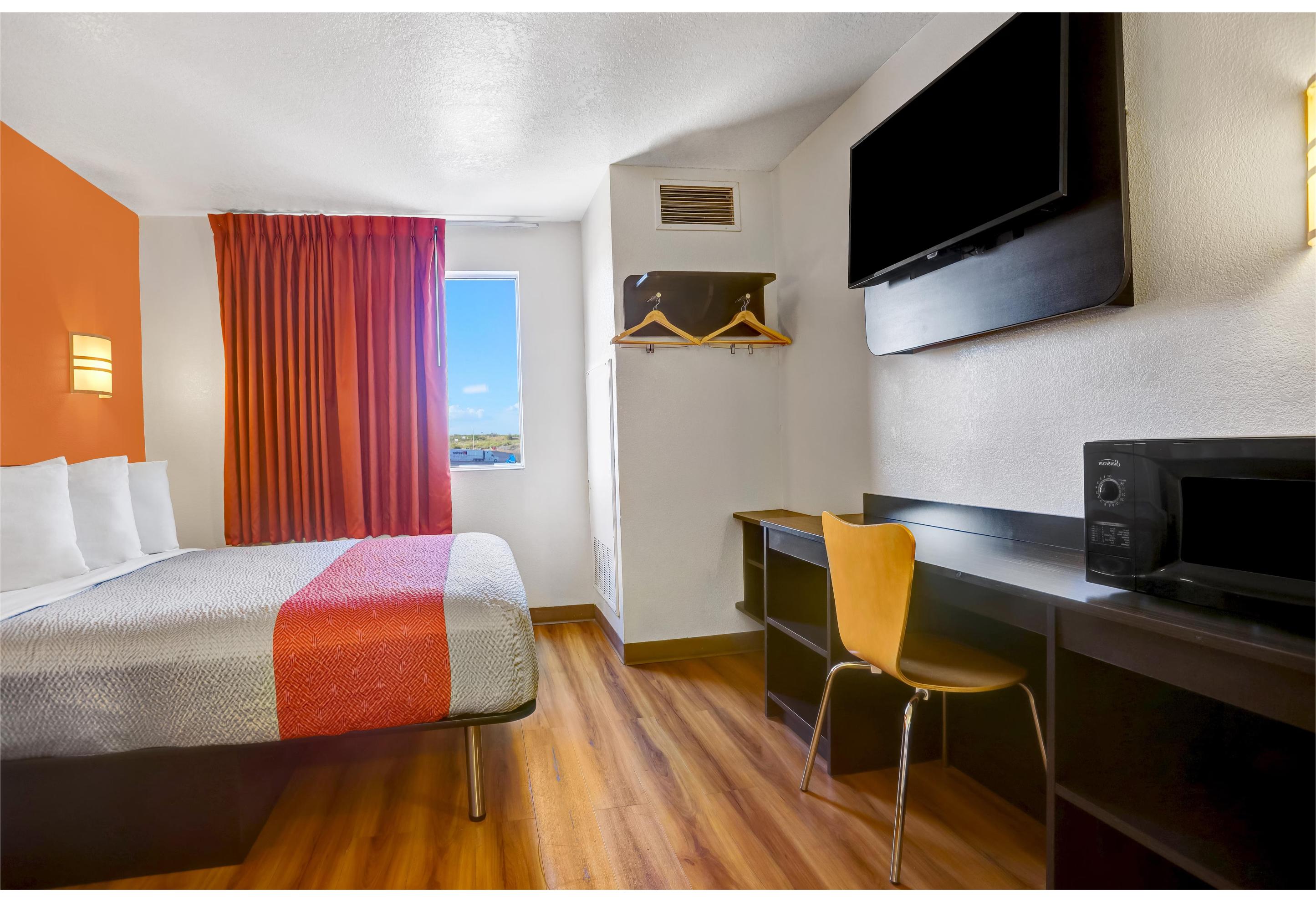1 Queen Bed - Non-Smoking, Motel6 Benson, AZ 4/9