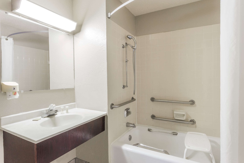 Super 8 By Wyndham St. Charles 7/16