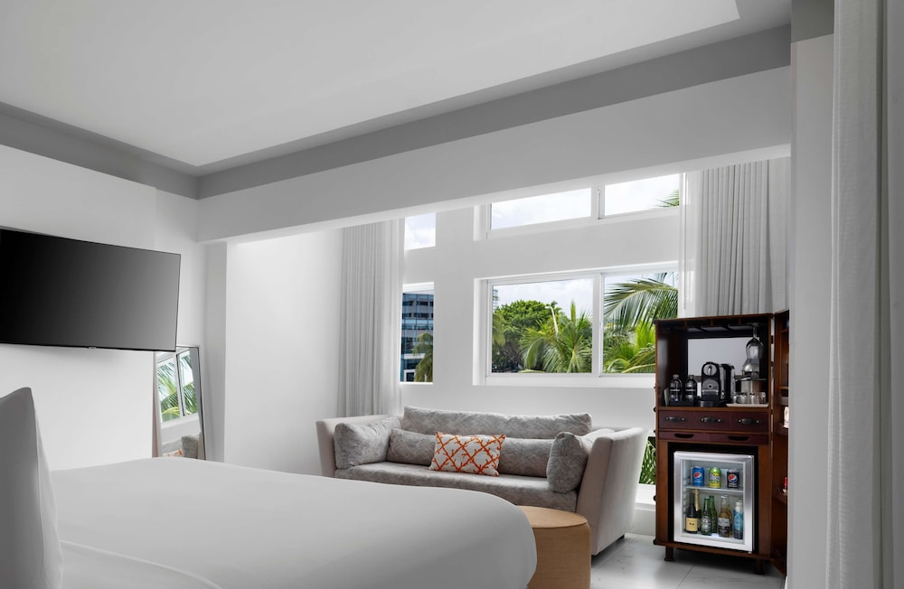 DELUXE, KING BED
