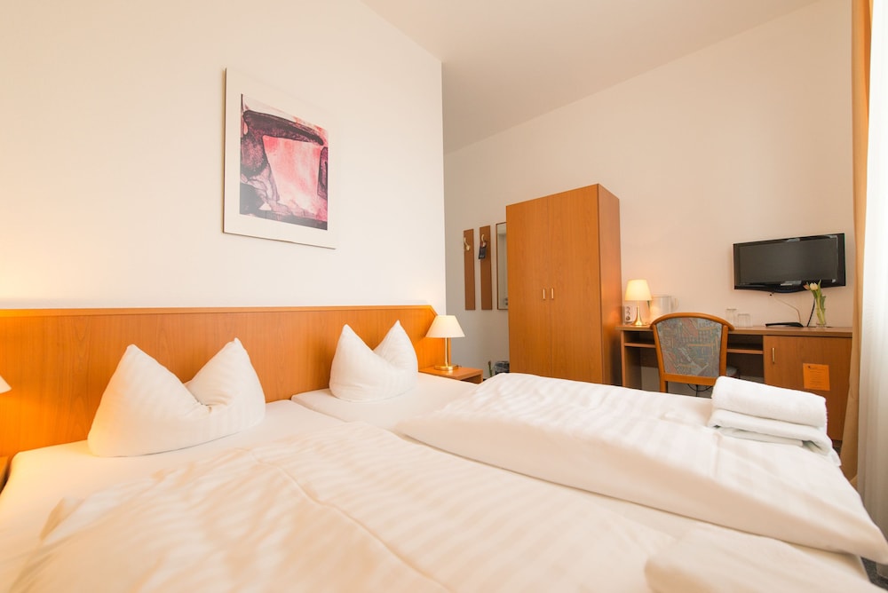 ROOM, DOUBLE BED