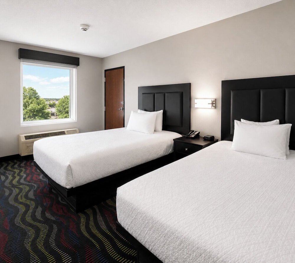 Apple Tree Inn and Suites 19/62