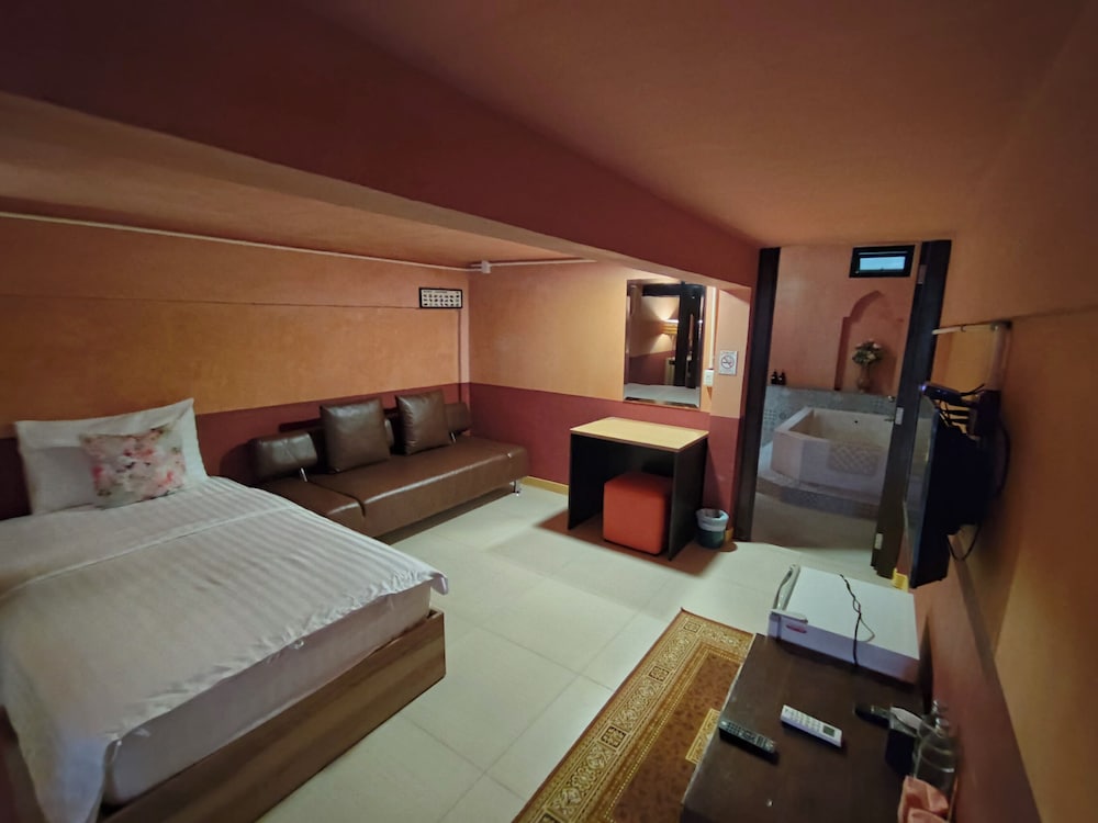 Mezzanine, Deluxe, Twin Beds, 1 King and 1 Single Beds, Hot Tub