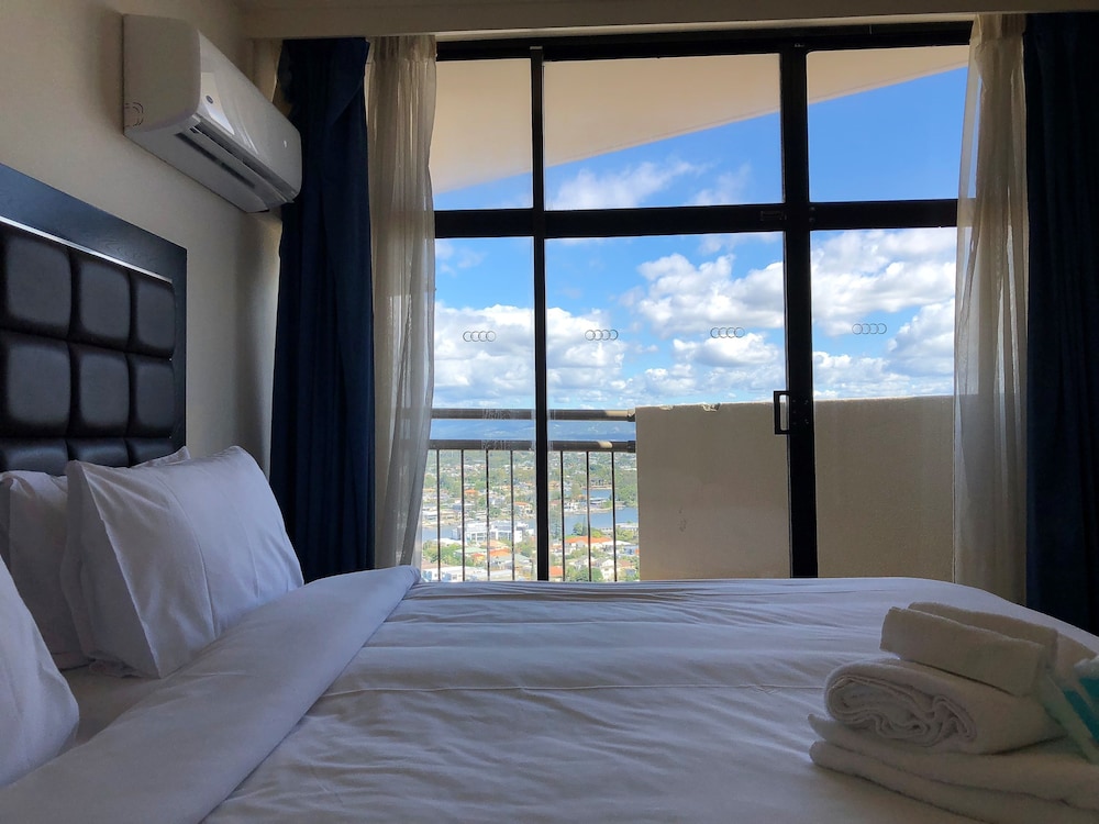 1 BEDROOM, APARTMENT, KING BED