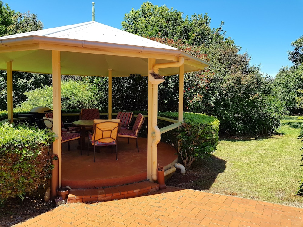 Camelot Boutique Accommodations 1/54