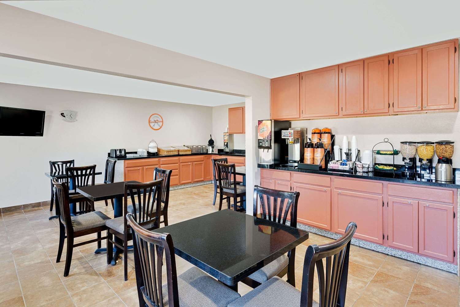 Howard Johnson By Wyndham Waterloo/Cedar Falls 17/25