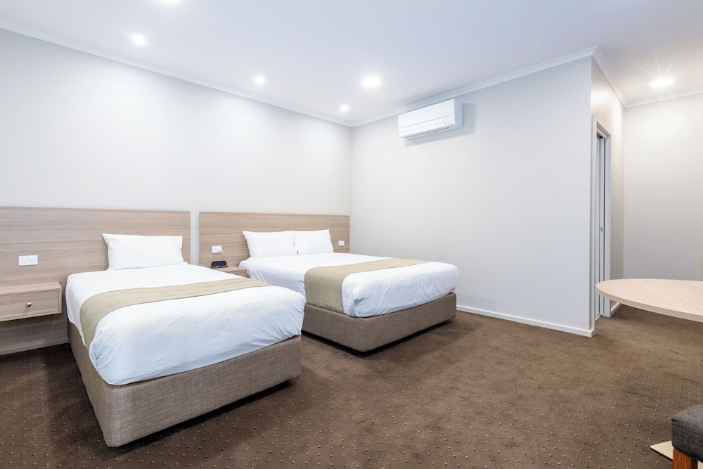 SOMERSET HOTEL 18/39