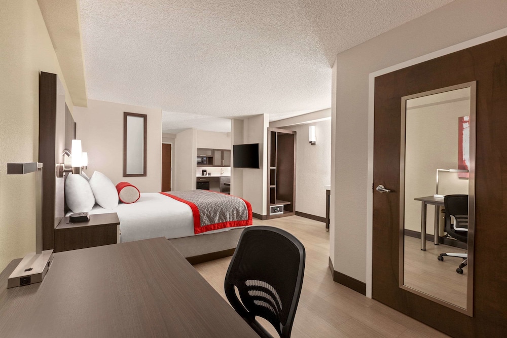 Ramada by Wyndham Suites Orlando Airport 21/56