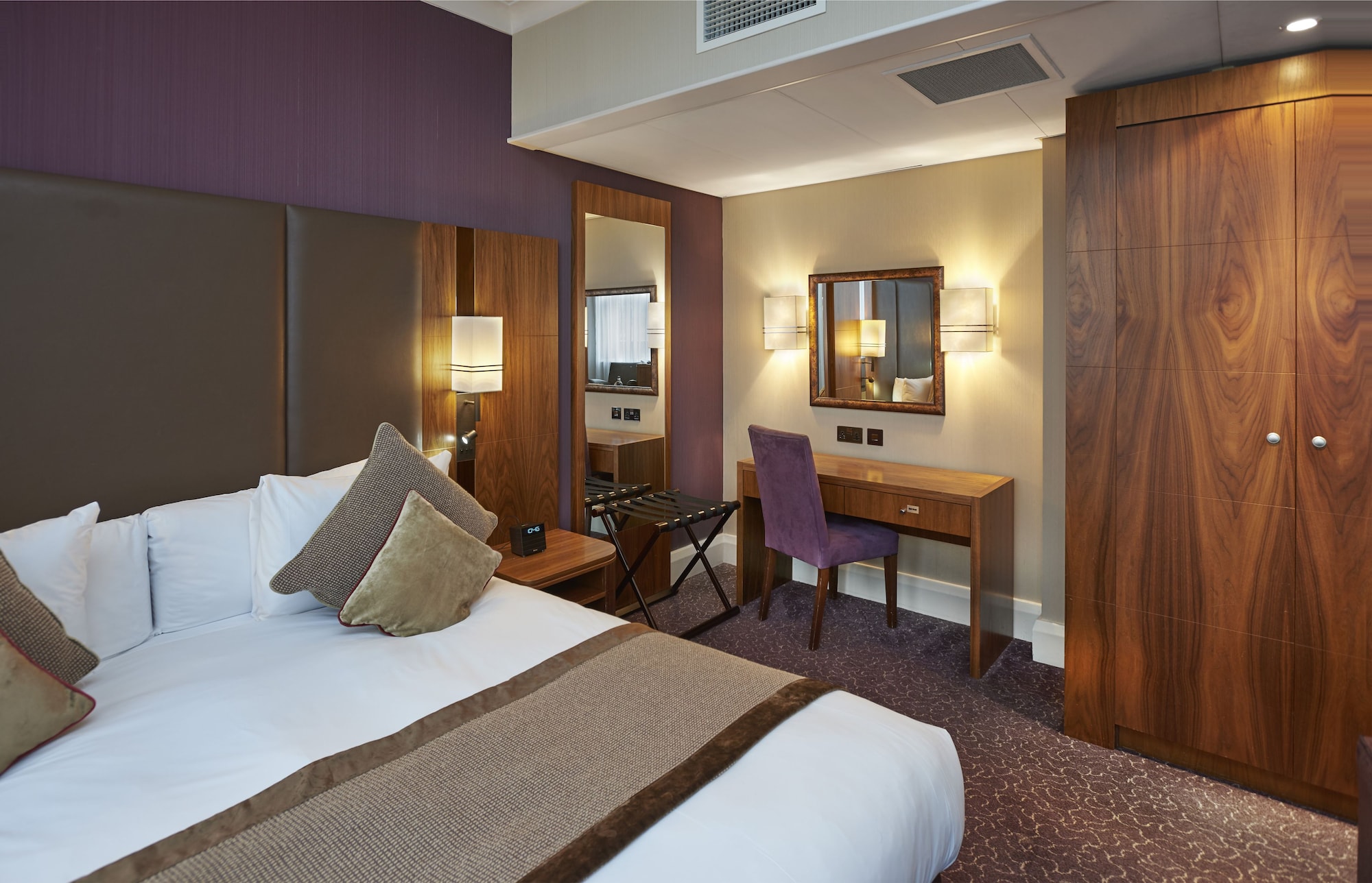 PREMIUM, QUEEN BED, TOP FLOOR