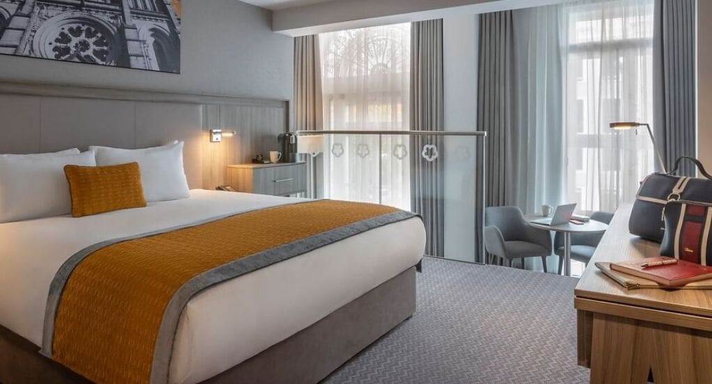 EXECUTIVE, KING BED
