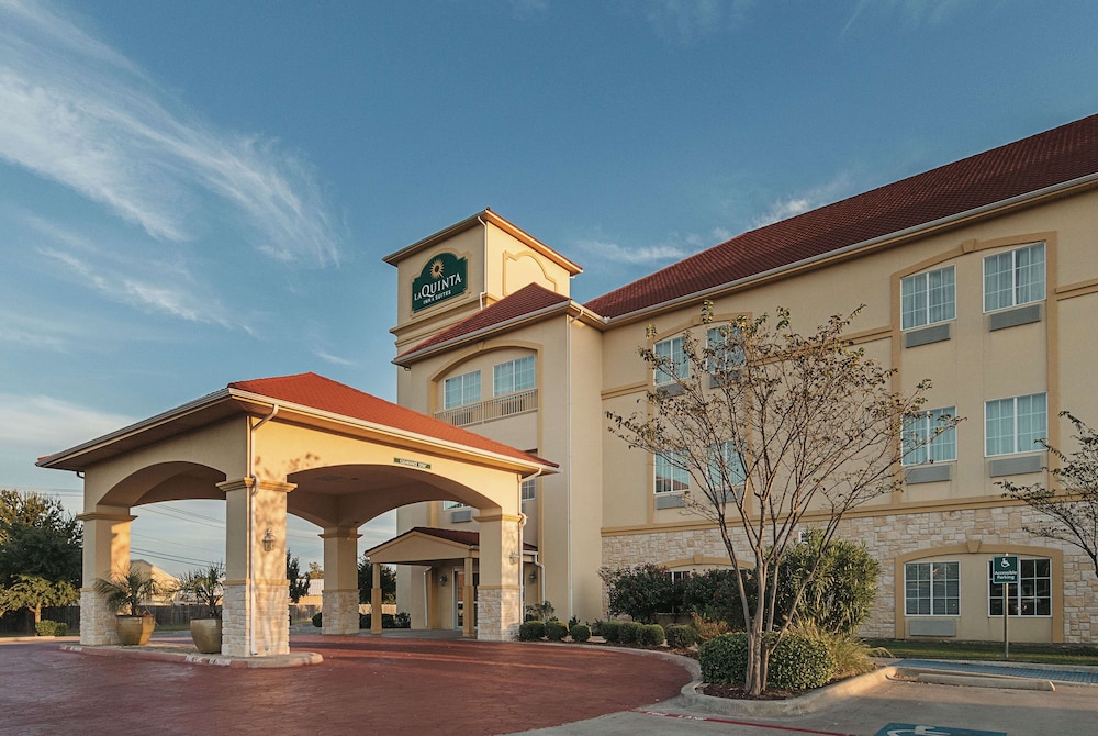 La Quinta Inn And Suites By Wyndham Waxahachie 1/40