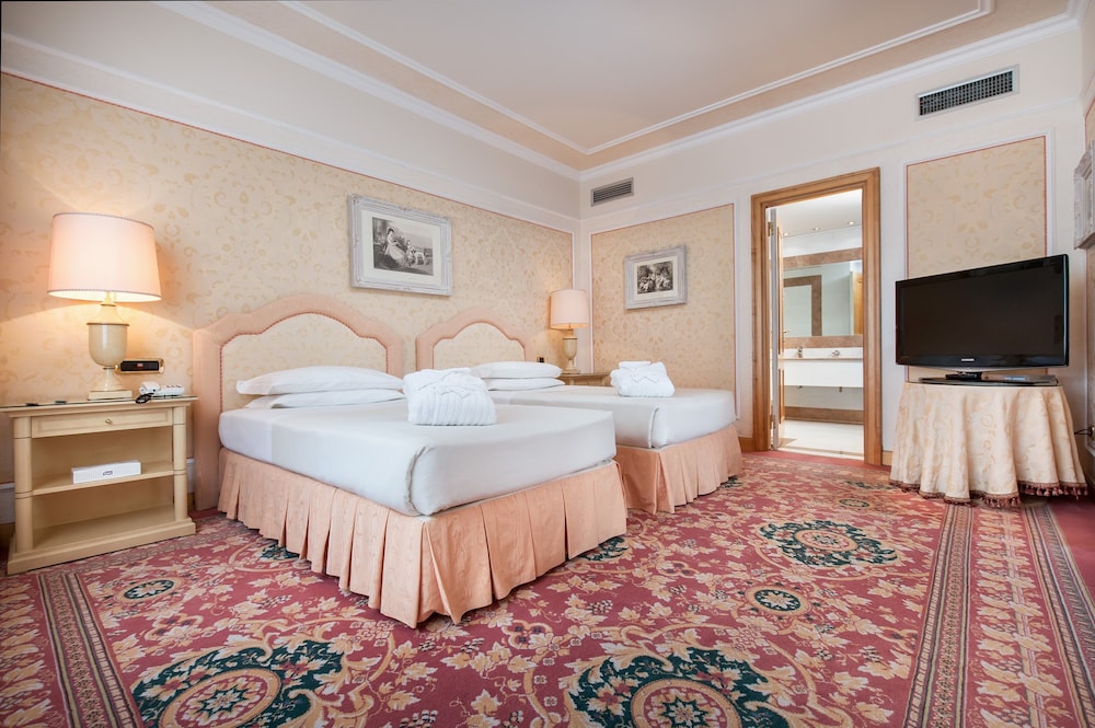 Royal Hotel Carlton 15/84