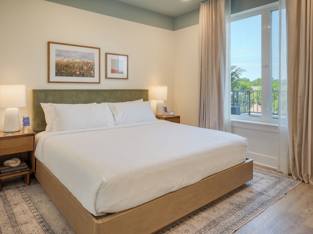 1 BEDROOM, SUITE, BALCONY