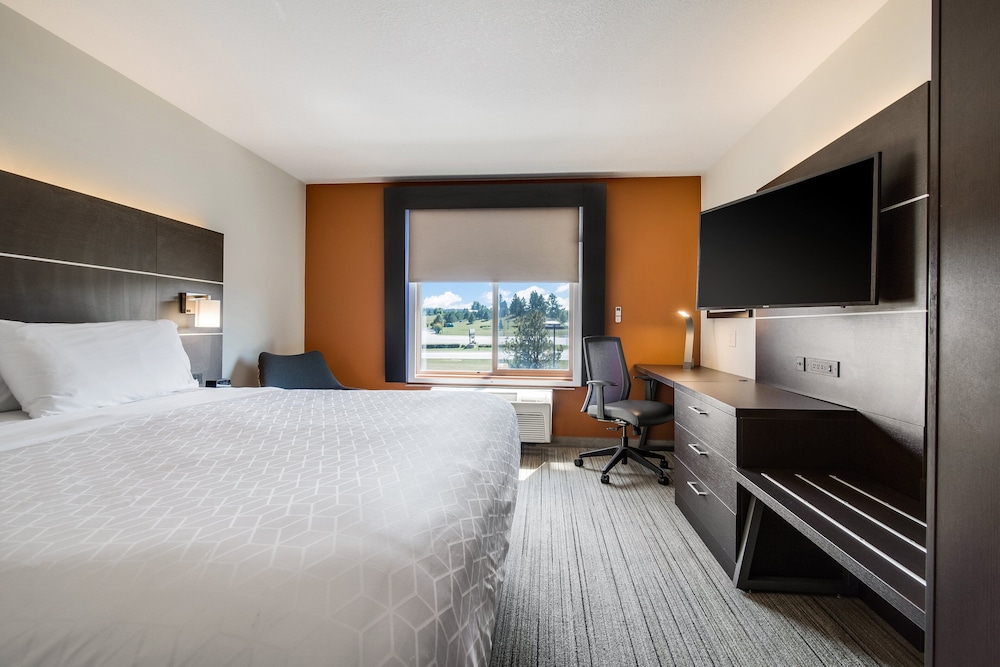 Holiday Inn Express and Suites Custer 14/59