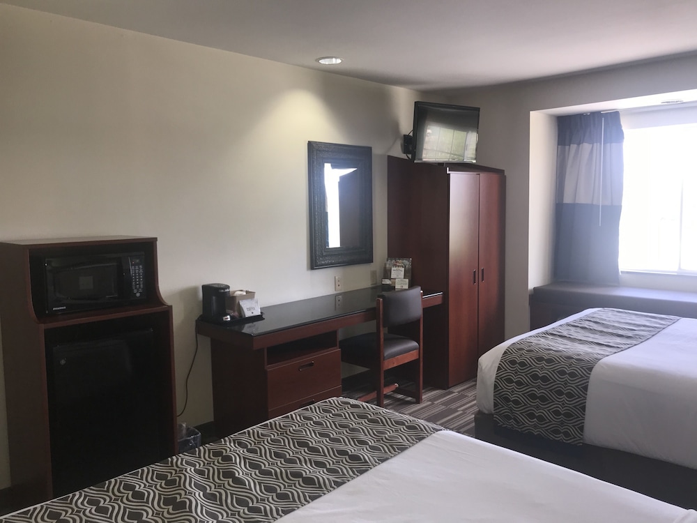 Microtel Inn & Suites by Wyndham Indianapolis Airport 9/36