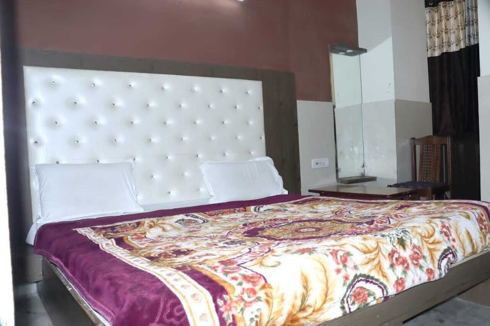 HOTEL AMBIKA PALACE 16/32