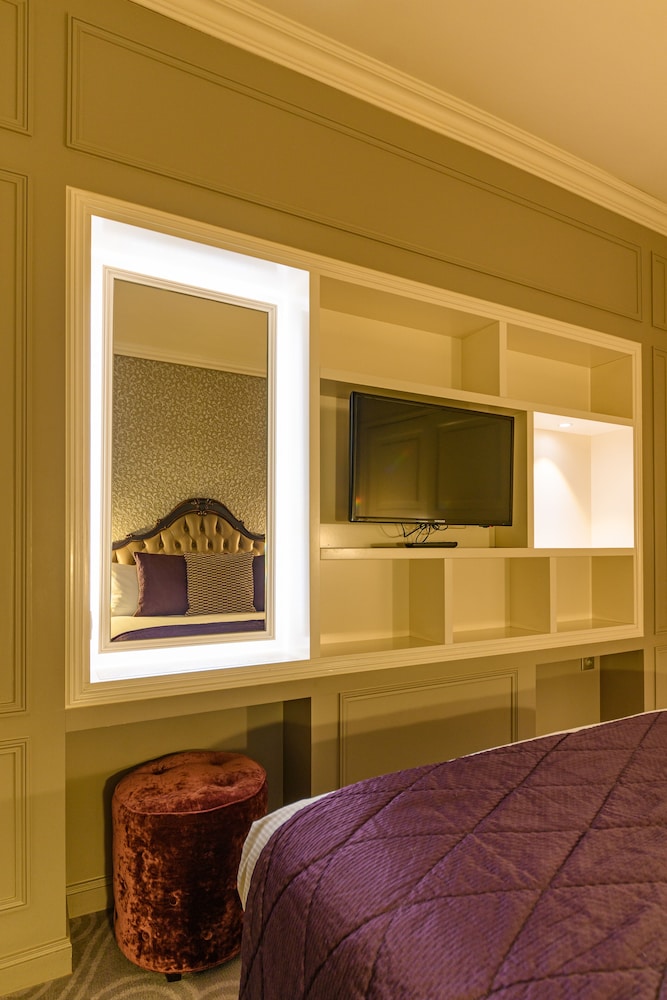 La Clef Louvre Paris by The Crest Collection 17/44