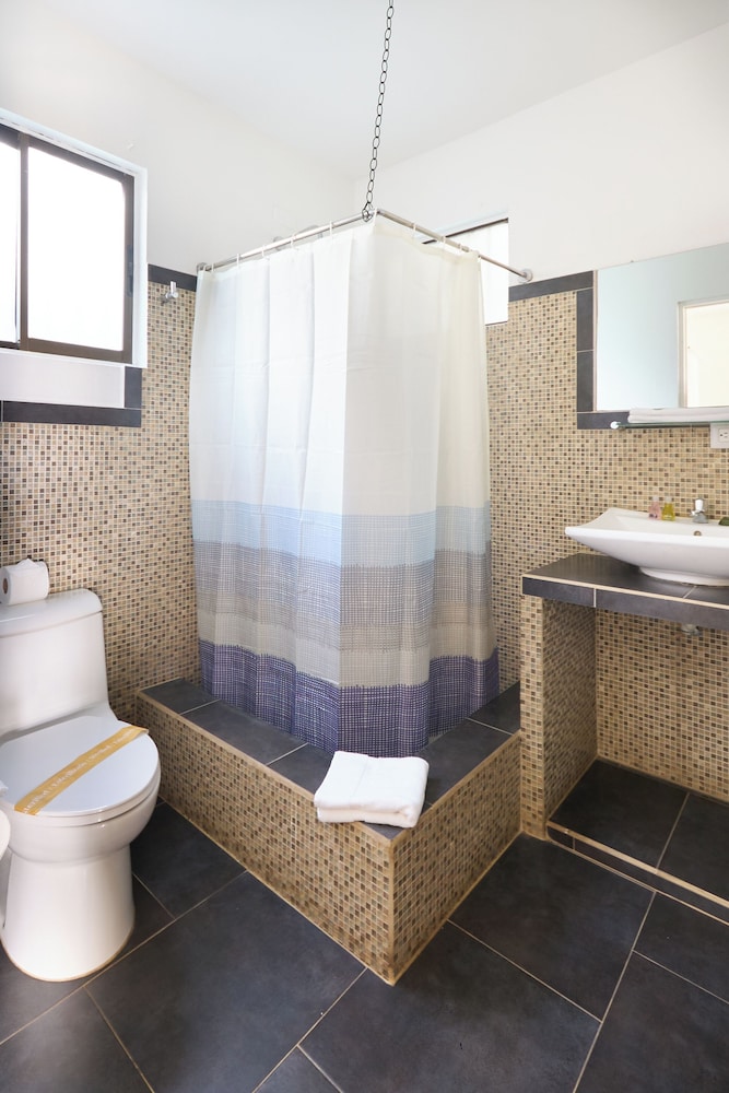Perla de la Playa Beachfront Hotel 44/48