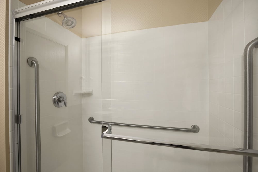 Days Inn & Suites By Wyndham Winnipeg Airport Manitoba 6/16