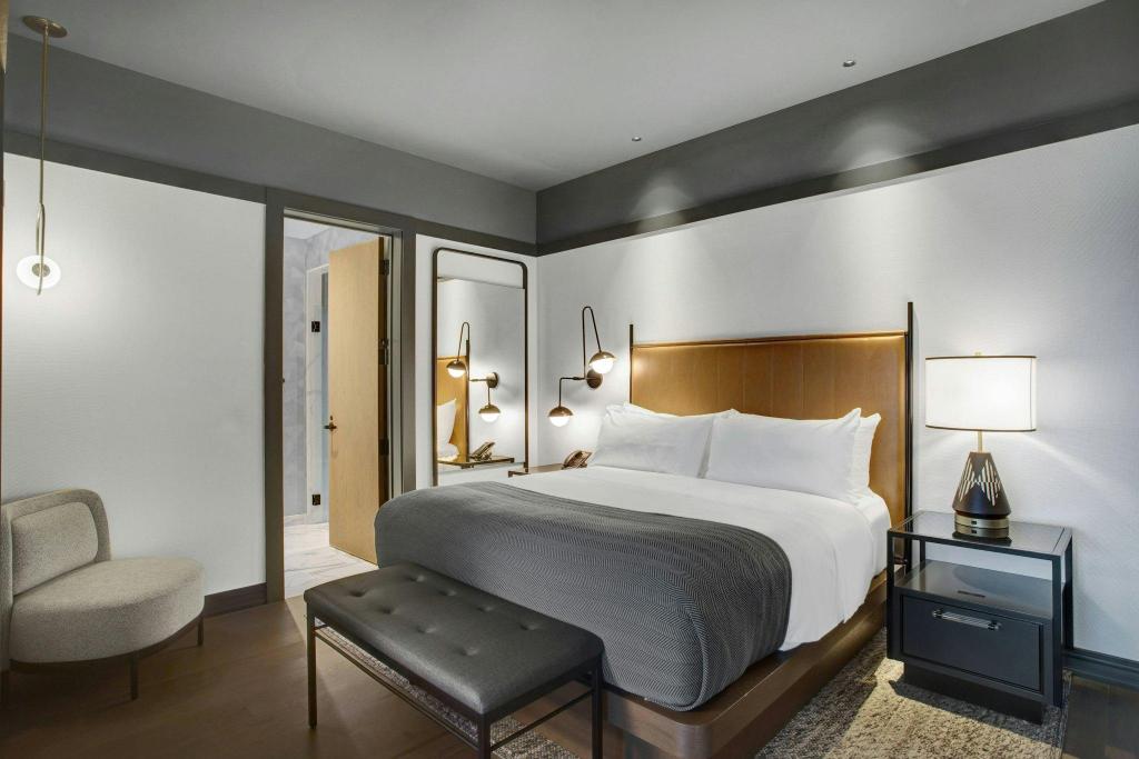1 Bedroom, Suite, King Bed, City View, Sofa