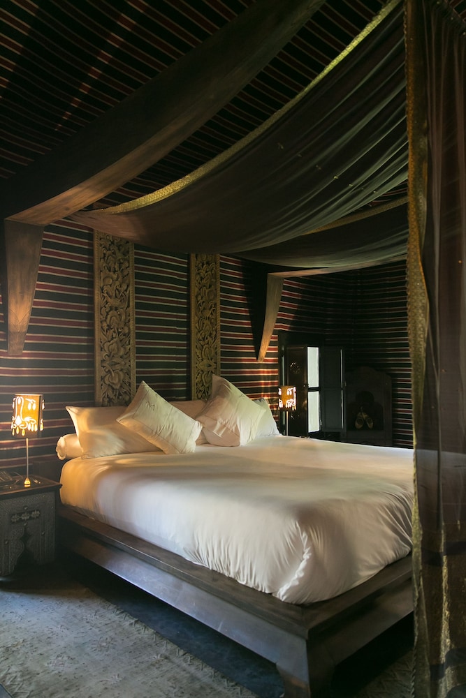 LODGE