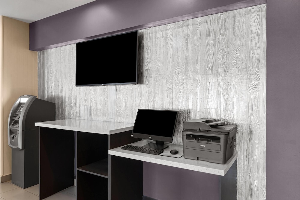 La Quinta Inn & Suites by Wyndham Fayetteville 49/59