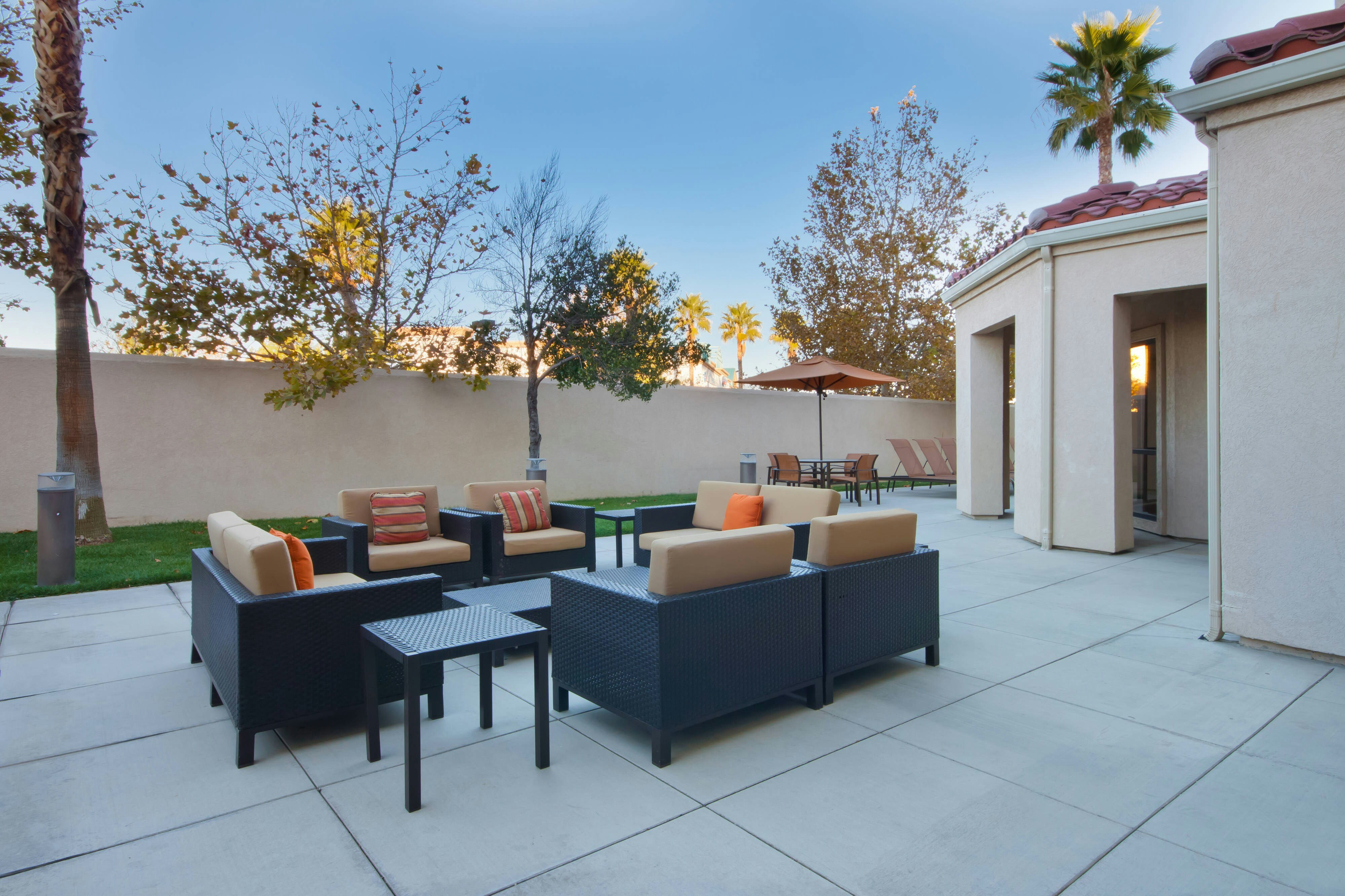Courtyard Palmdale 24/47