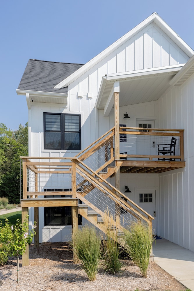 Bay Pointe Inn 5/50