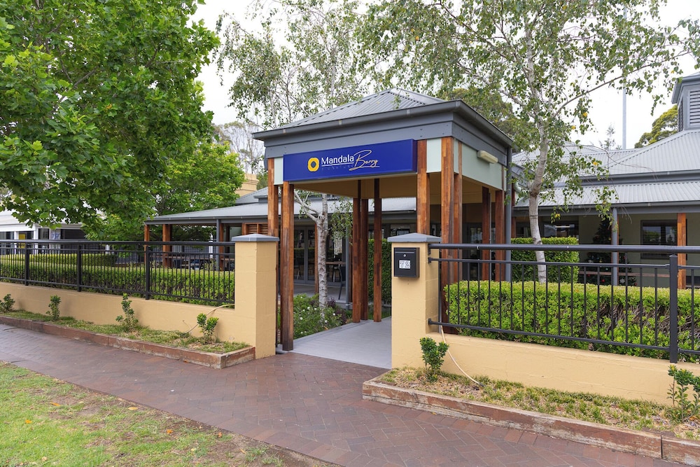 BERRY VILLAGE BOUTIQUE MOTEL 3/49