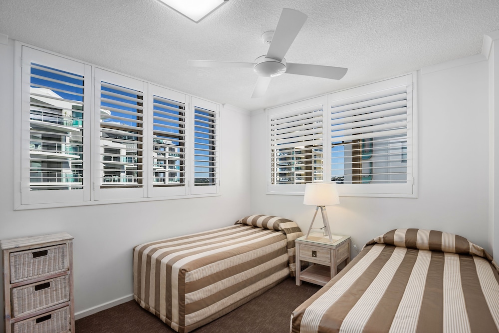 PACIFIC BEACH RESORT 43/77