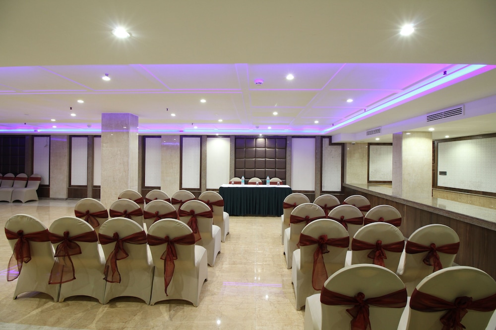 Hotel Chanakya Patna 33/34