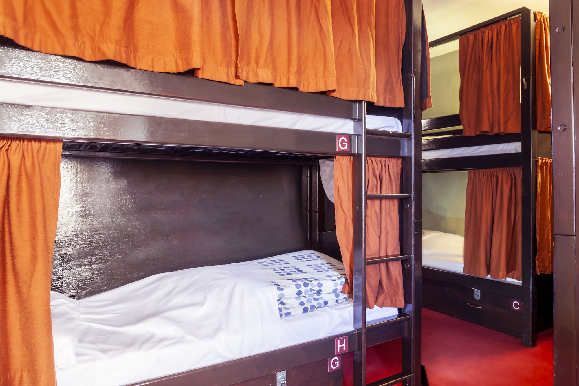 FEMALE DORM, FEMALE ONLY, 8 BEDS