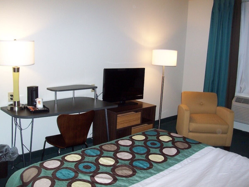 Super 8 by Wyndham Ionia MI 15/30