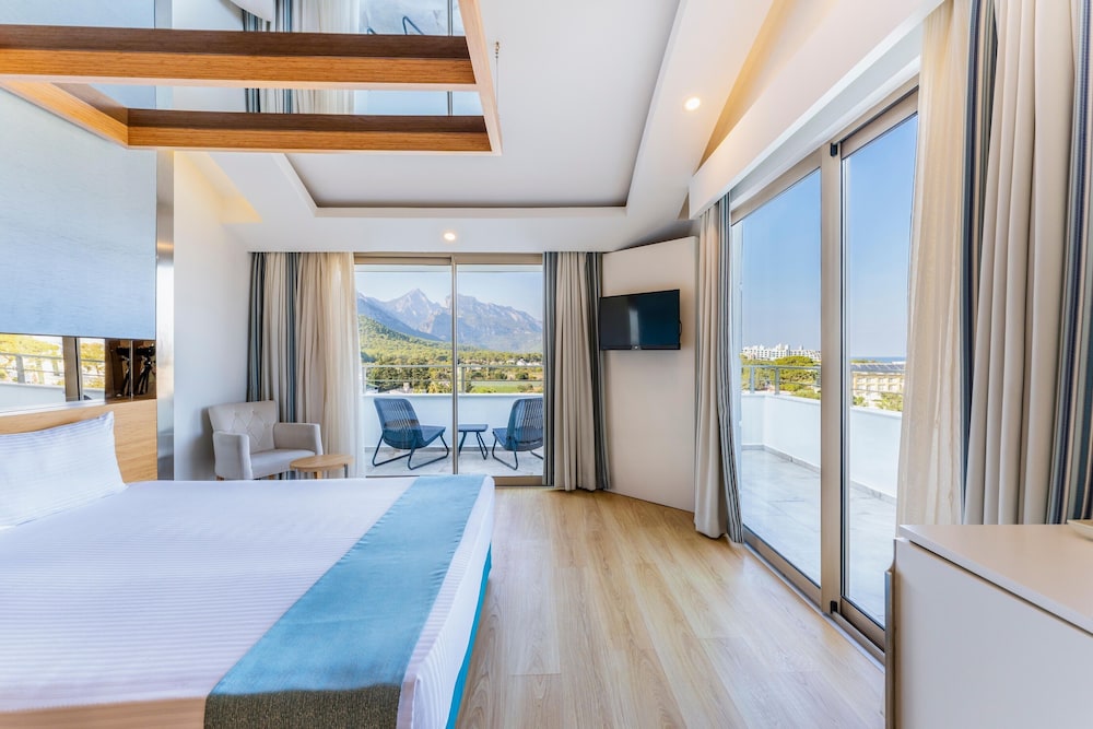 Love, Suite, Double Bed, Hot Tub, Balcony