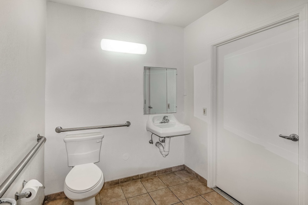 Motel6 Visalia, CA 32/50