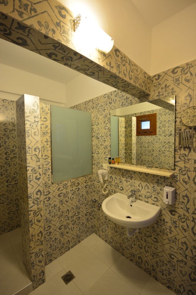 Spiros Soula Hotel 28/84