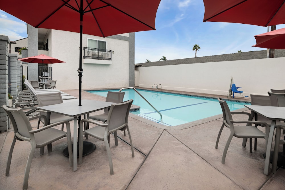 Solara Inn and Suites 27/33