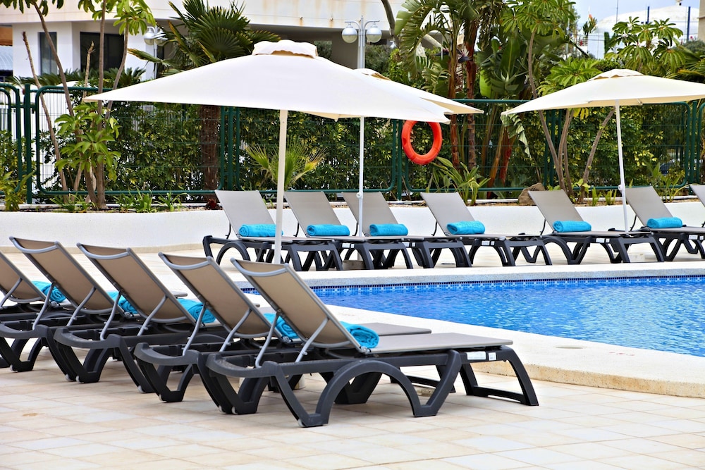Flamingo Beach Resort 24/34