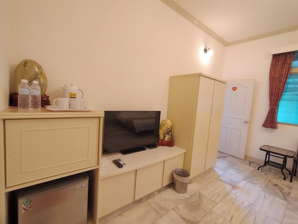 Tau Tau Chu Hotel 57/66