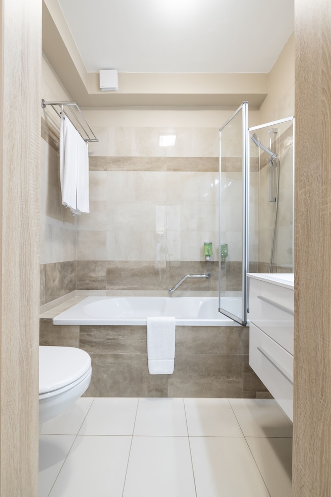 Silver Crown Hotel & Residence 47/50