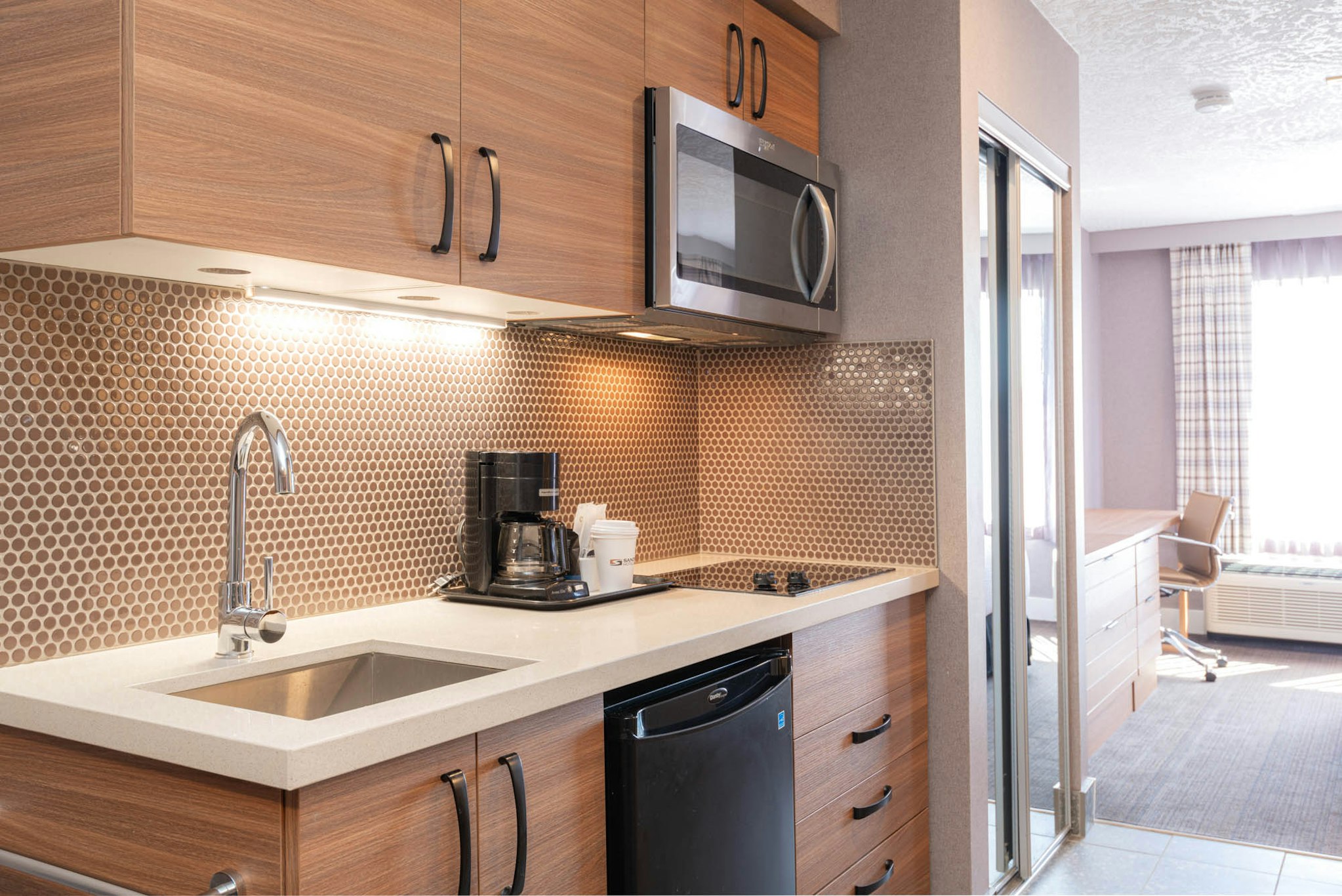 جناح بسرير كوين مع أريكة بمطبخ صغير، Sandman Hotel Victoria 5/5