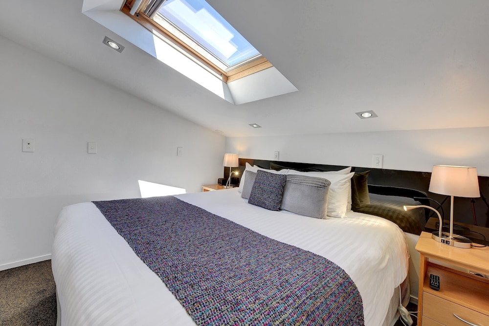 MEZZANINE, SUITE, RIVER FRONT